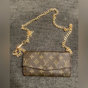 💯 Authentic LV monogram sarah wallet with chain.